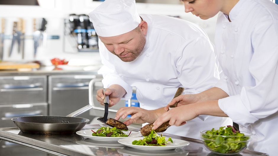 مطلوب مساعد شيف غربي للعمل في مطعم بقطر