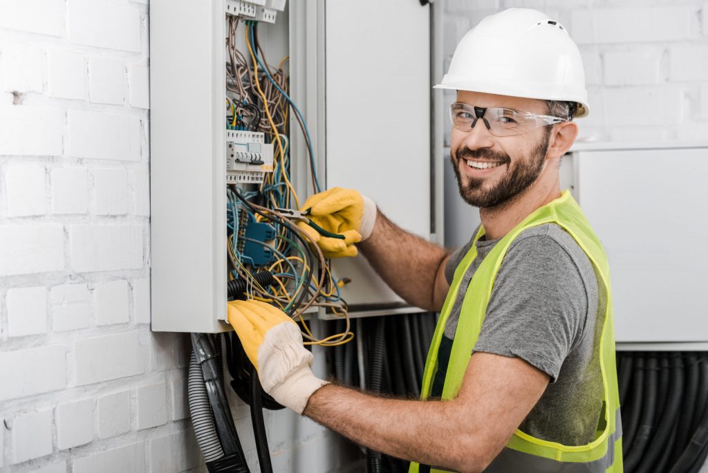 مطلوب مهندس كهرباء للعمل في السعودية